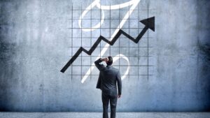 Man standing in front of an interest rate sign and an arrow pointing up